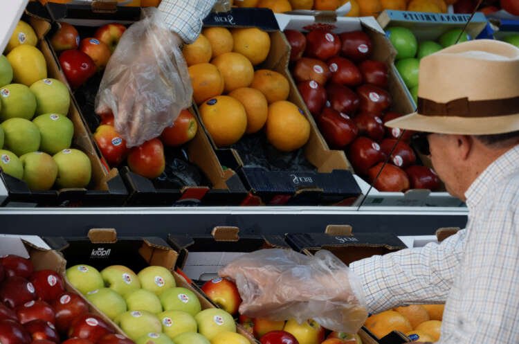 Customer purchasing fresh produce in Ronda amid Spain's inflation measures - Global Banking & Finance Review