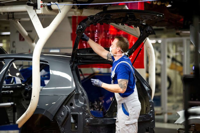 Image for German industrial output slumps, recession fears rise