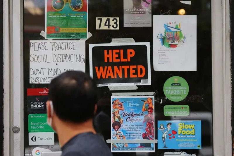Image for US job openings rise in October, layoffs decrease