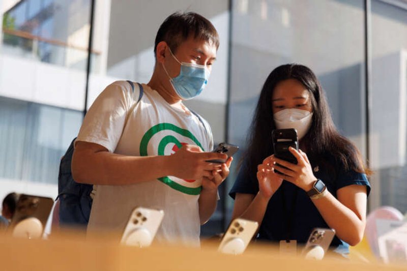 Image for Chinese consumers cheer Apple’s iPhone 15, others prefer Huawei