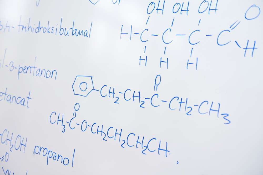 Illustration of molecular formula calculation process in chemistry - Global Banking & Finance Review
