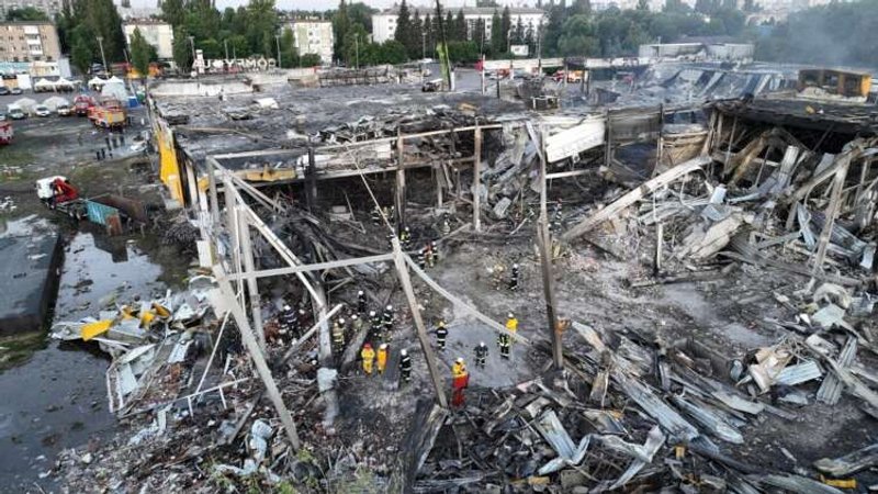 Image for Ukraine mourns shopping mall attack victims, war crimes team on the scene