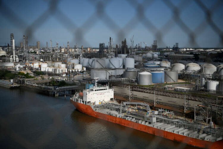 Image for U.S. oil exports to Europe hit record in March on steep discounts