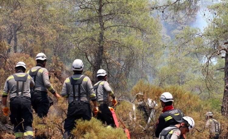 Firefighters battling a wildfire on the Turkish coast near Marmaris - Global Banking & Finance Review