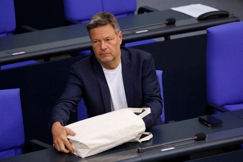 Image for Hungary must work with EU on Russian oil embargo – German economy minister