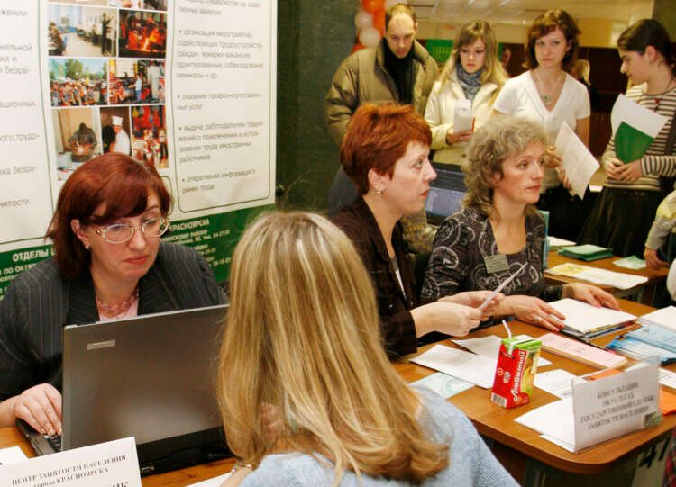 Job fair in Krasnoyarsk highlighting Russia's low unemployment rate of 3.9% - Global Banking & Finance Review