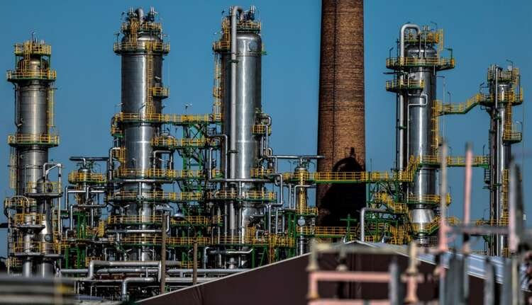 Oil refinery facilities reflecting rising oil prices amid supply shortage warnings - Global Banking & Finance Review