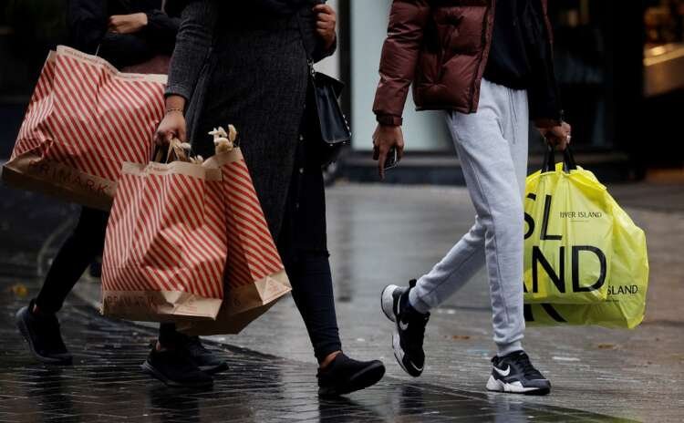 Image for UK retailers see 40% jump in Boxing Day shoppers -Springboard