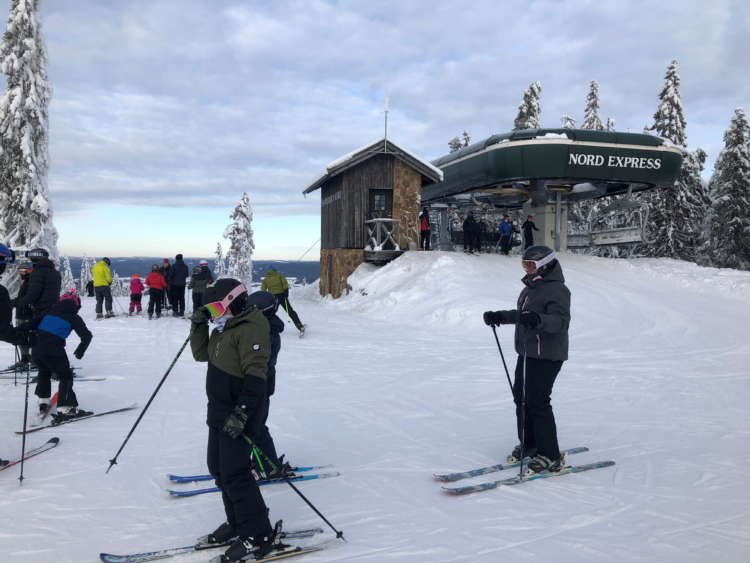 Skiers enjoy winter sports in a scenic European resort amid staycation trends - Global Banking & Finance Review