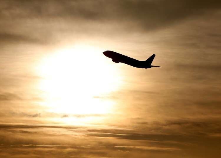 Image for EU agrees law to make airlines pay more to pollute