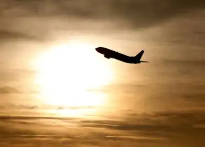 Image for EU agrees law to make airlines pay more to pollute