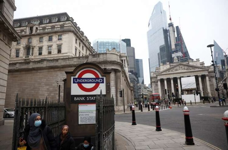 Image for Bank of England raises rates in 8-1 vote