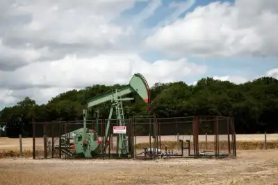 Image for Oil rises for fifth straight session on Mideast tensions and US data