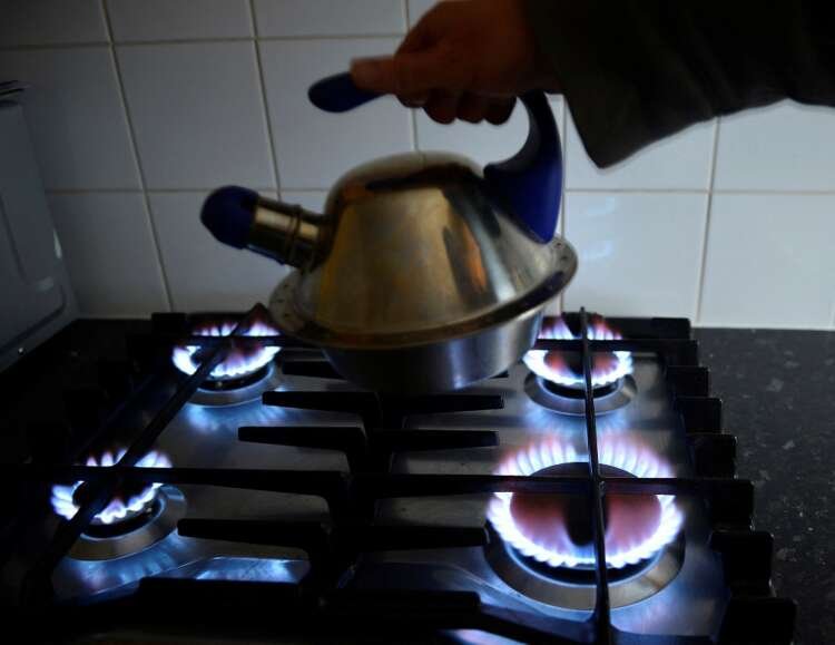 Gas cooker in a kitchen highlighting rising UK consumer energy debt - Global Banking & Finance Review