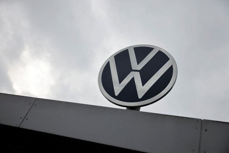 Volkswagen factory and logo symbolizing trade talks amid Trump tariffs - Global Banking & Finance Review