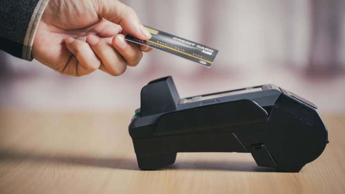 Infographic illustrating the impact of late payments on UK SMEs - Global Banking & Finance Review