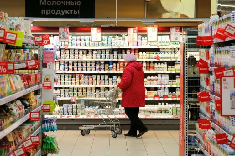 Customer shopping for affordable food items amid rising inflation in Russia - Global Banking & Finance Review