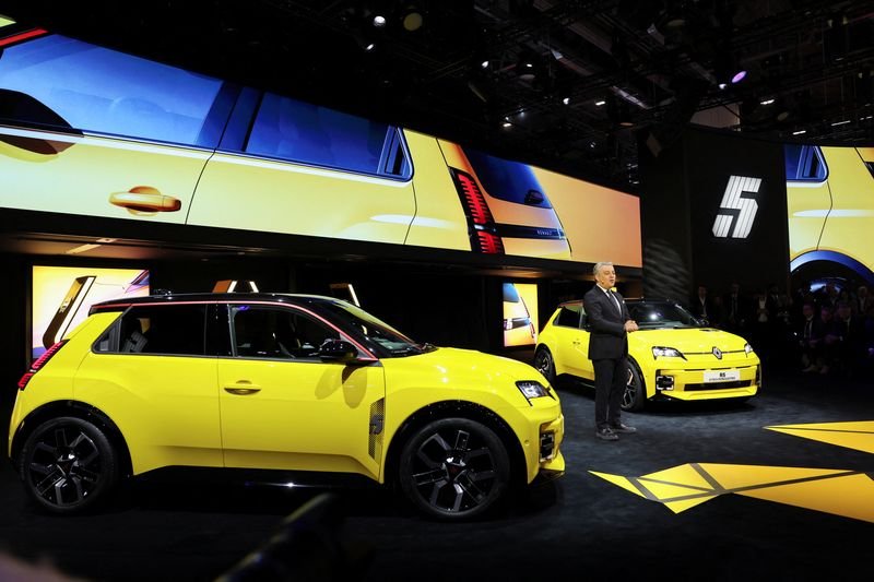 Image for EU kicks off auto support plan as carmakers blast fines