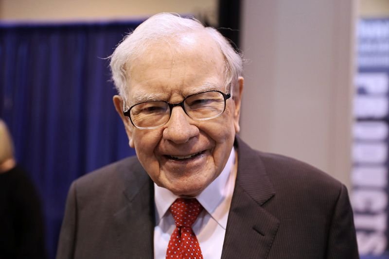 Image for Warren Buffett sounds warning to Washington as Berkshire reports record profit, cash
