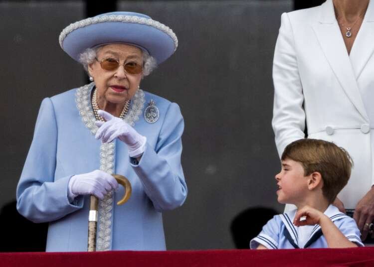 Queen Elizabeth waves to crowds during her Platinum Jubilee celebrations in London - Global Banking & Finance Review