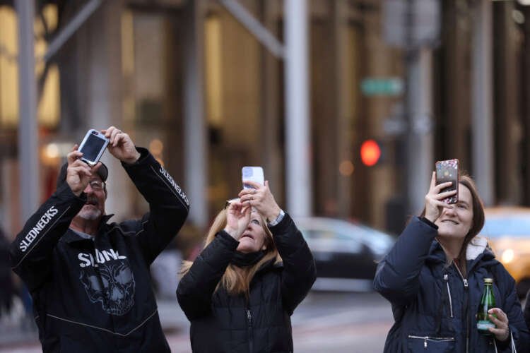 Image for Mobile phone, PC shipments to fall again in 2023, Gartner says