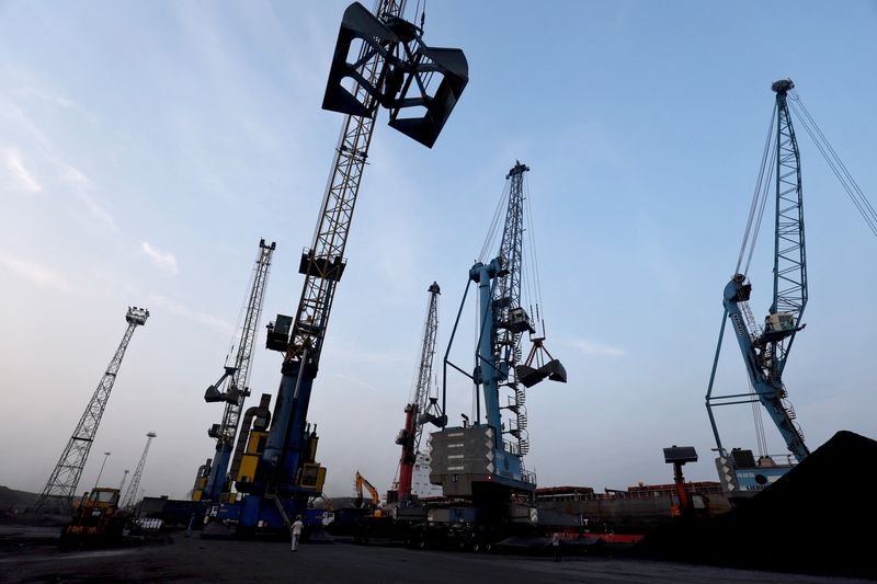 Image for Traders offer March-delivery Russian oil to India at narrower discounts, sources say