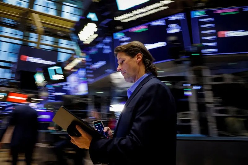 Image for Stocks lose ground, oil extends gains amid Middle East tension