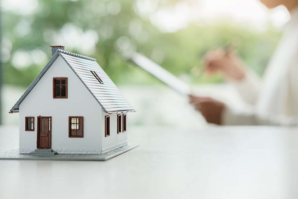 Real estate agent discussing property options with clients - Global Banking & Finance Review