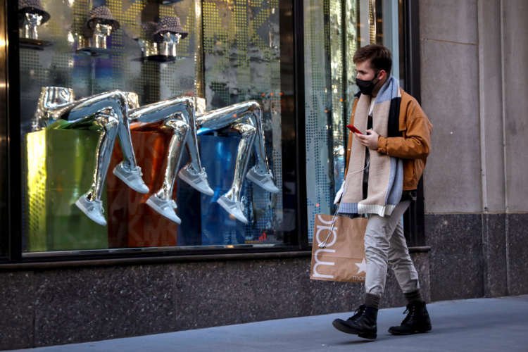 A man shopping on 5th Avenue amidst rising consumer confidence - Global Banking & Finance Review