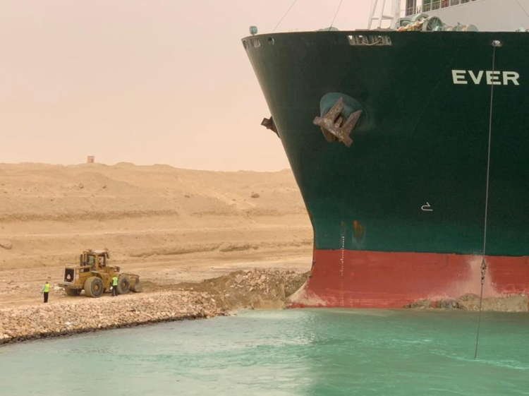 Tugboats working to free a ship blocking the Suez Canal - Global Banking & Finance Review