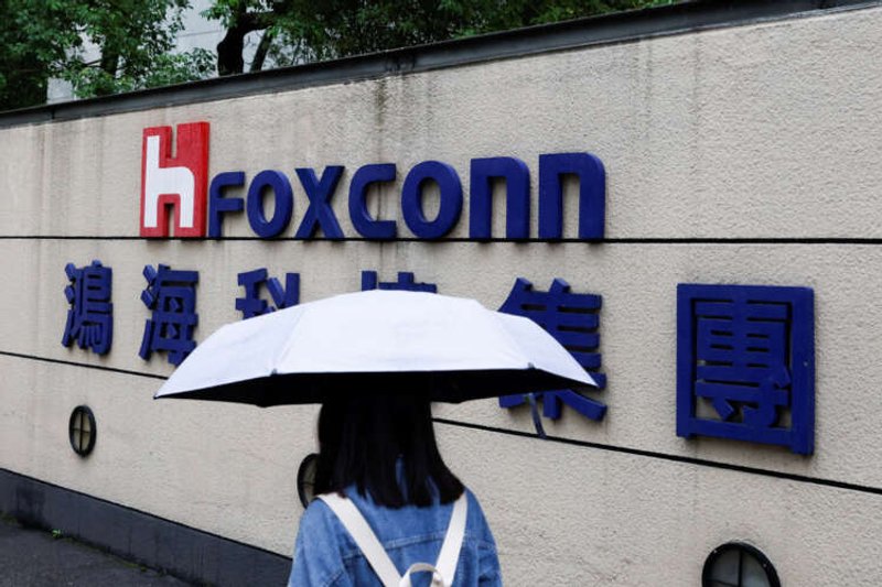 Image for China’s COVID resurgence spurs new curbs, Foxconn imposes restrictions