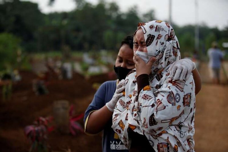 Image for Volunteer undertakers carry Indonesian dead from homes as COVID-19 deaths rise