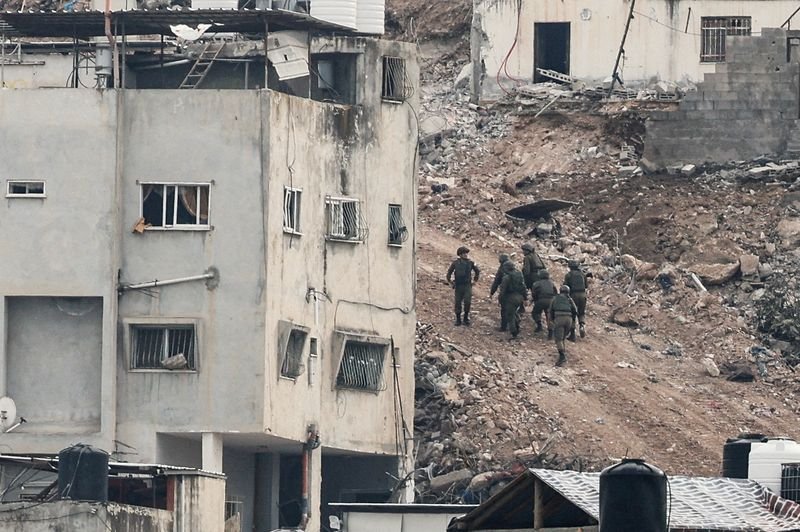 Image for Tens of thousands of Palestinians flee West Bank refugee camps