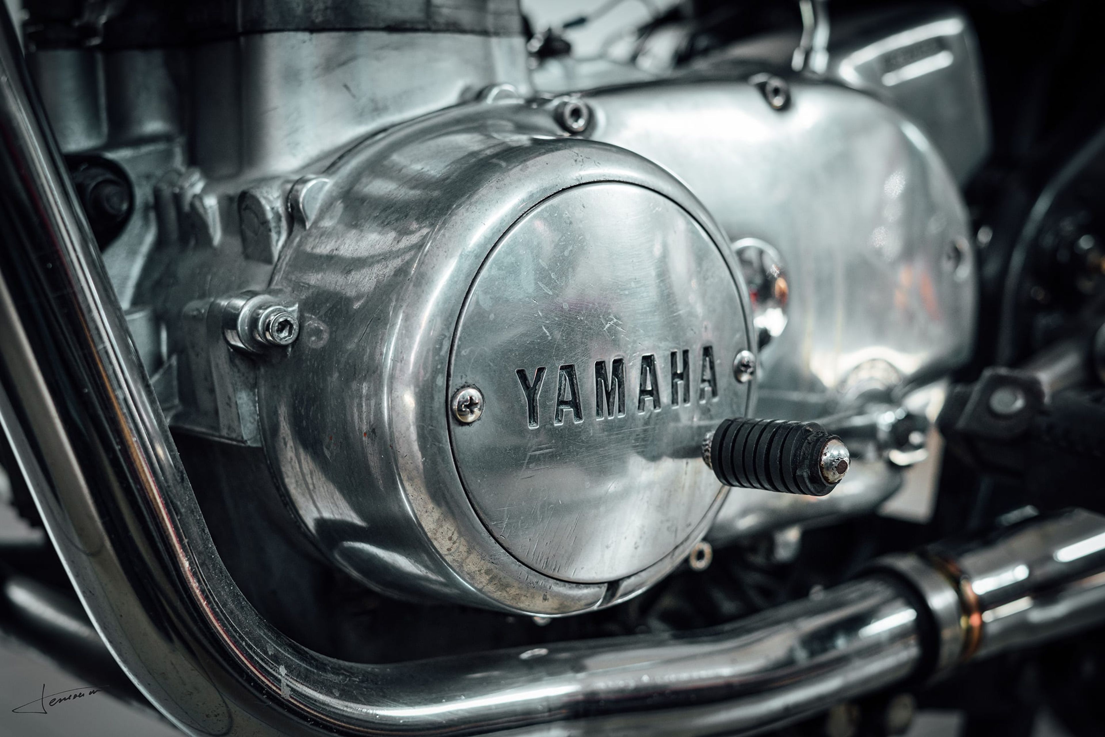 Capac de motor Yamaha pe o motocicletă din atelierul KFR Motors