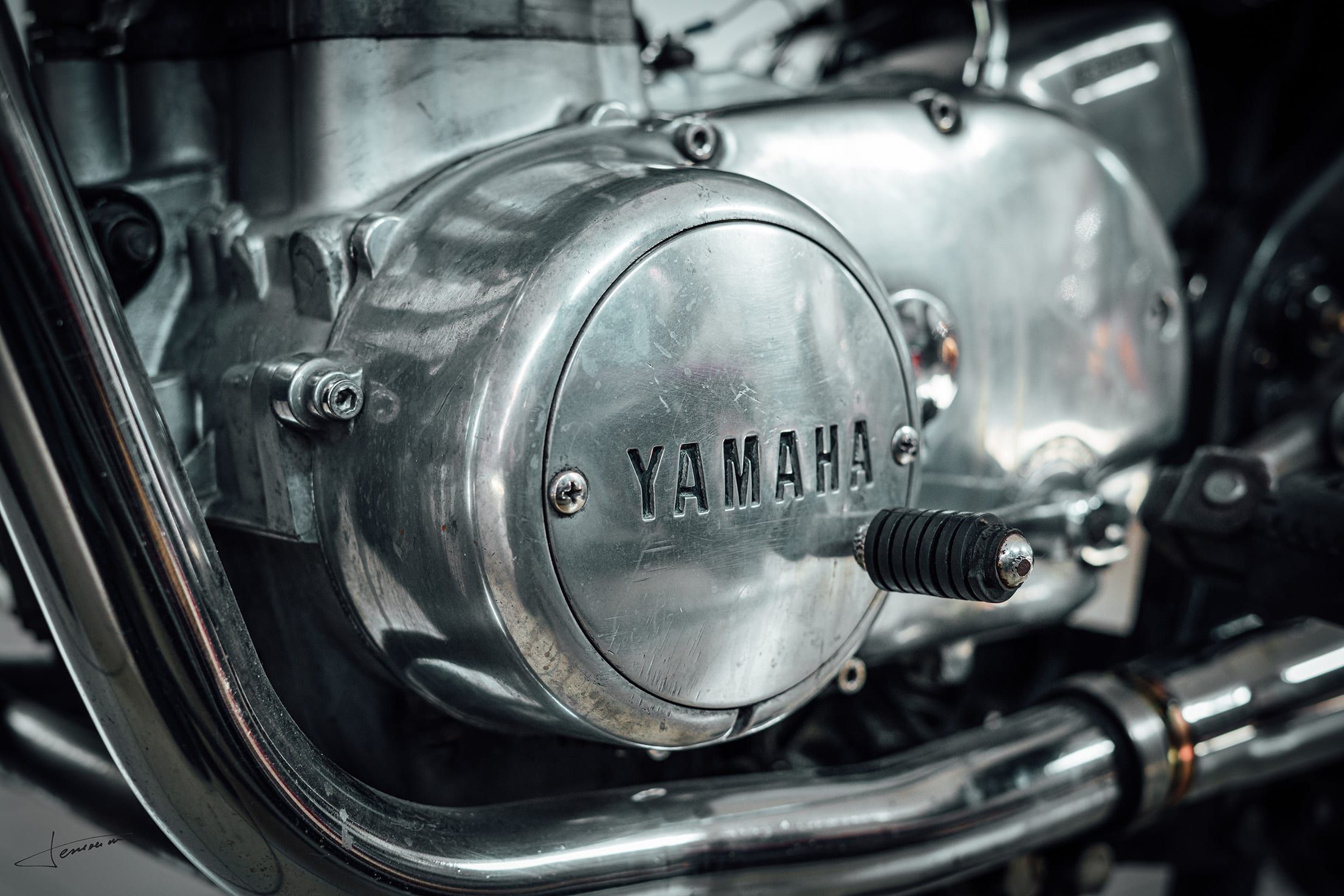 Capac de motor Yamaha pe o motocicletă din atelierul KFR Motors