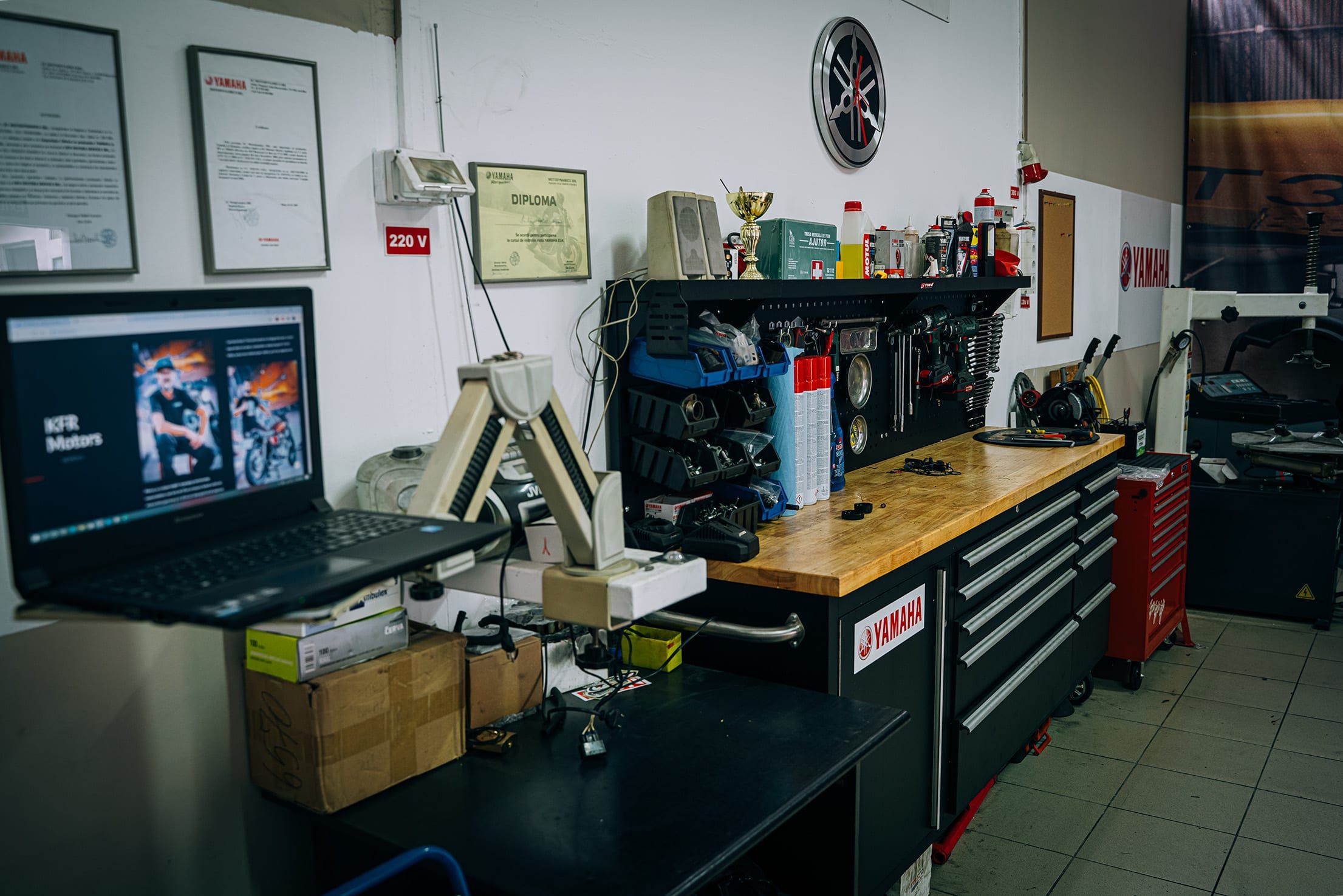 Interiorul atelierului KFR Motors din București