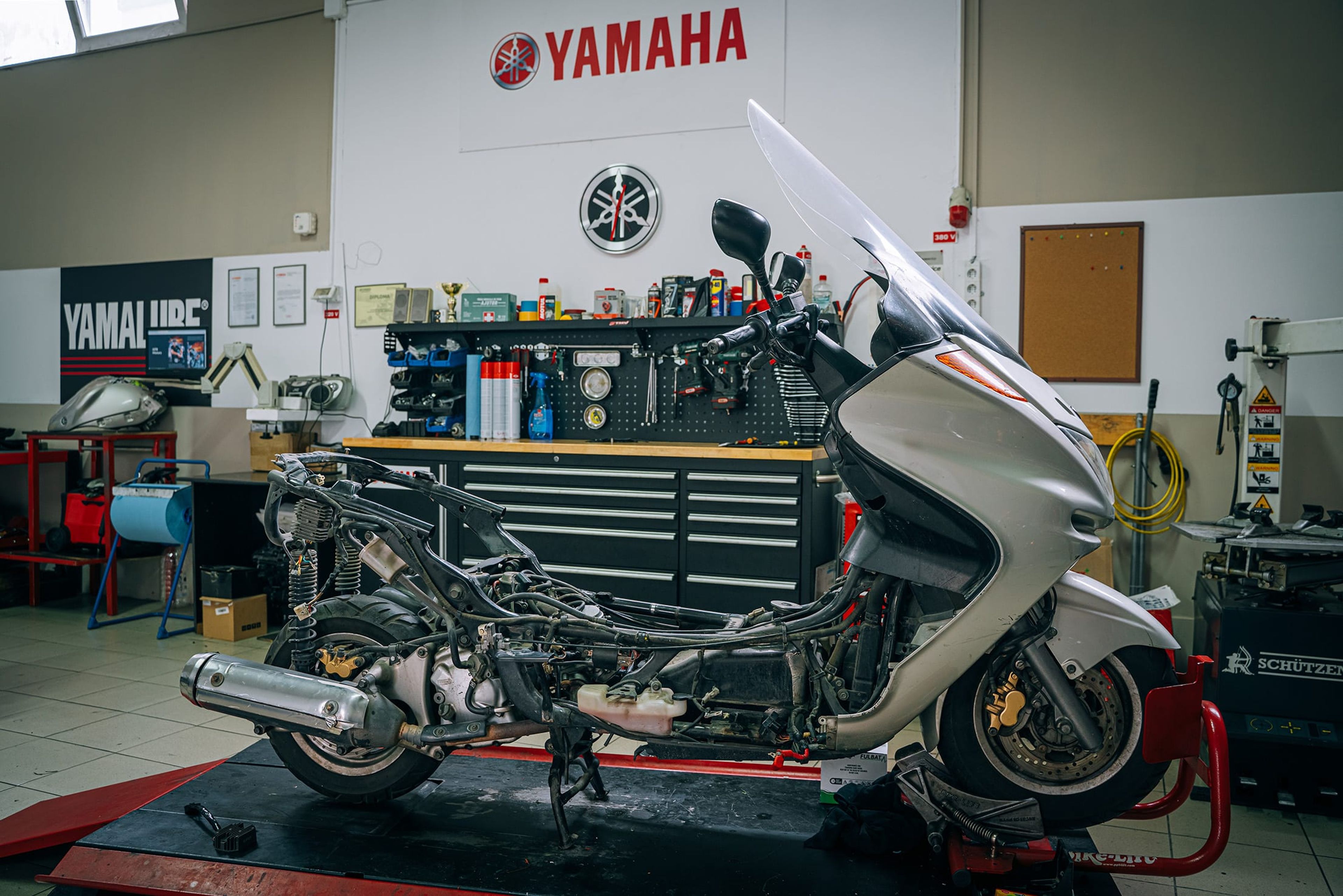 Motociclete Yamaha în atelierul KFR Motors
