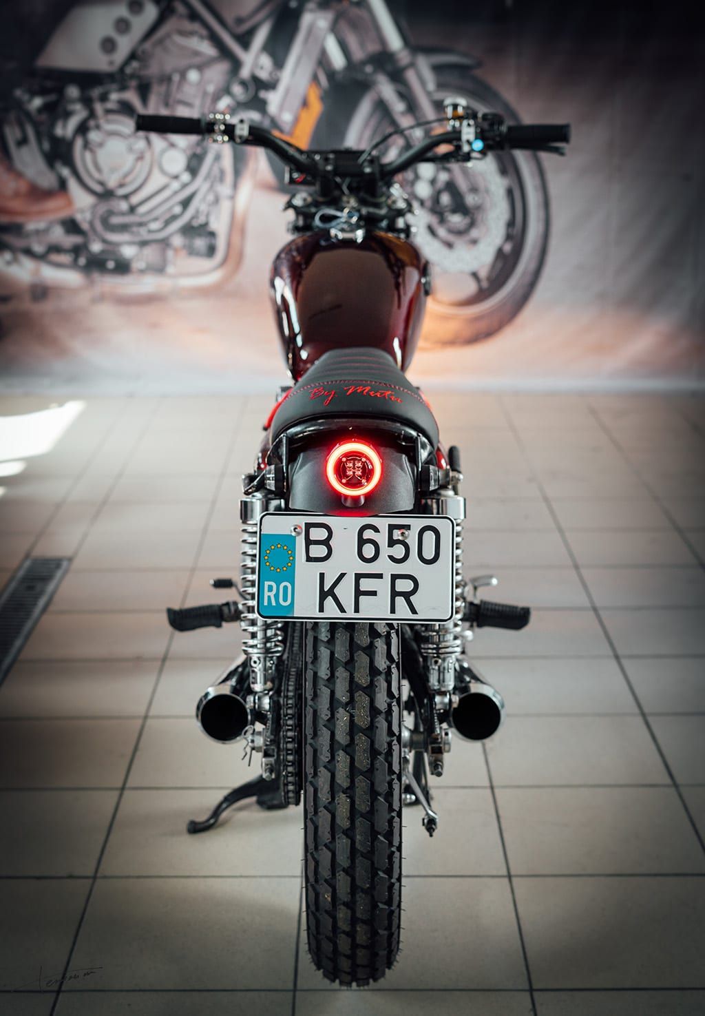 Stop și număr de înmatriculare pe un cafe racer KFR Motors