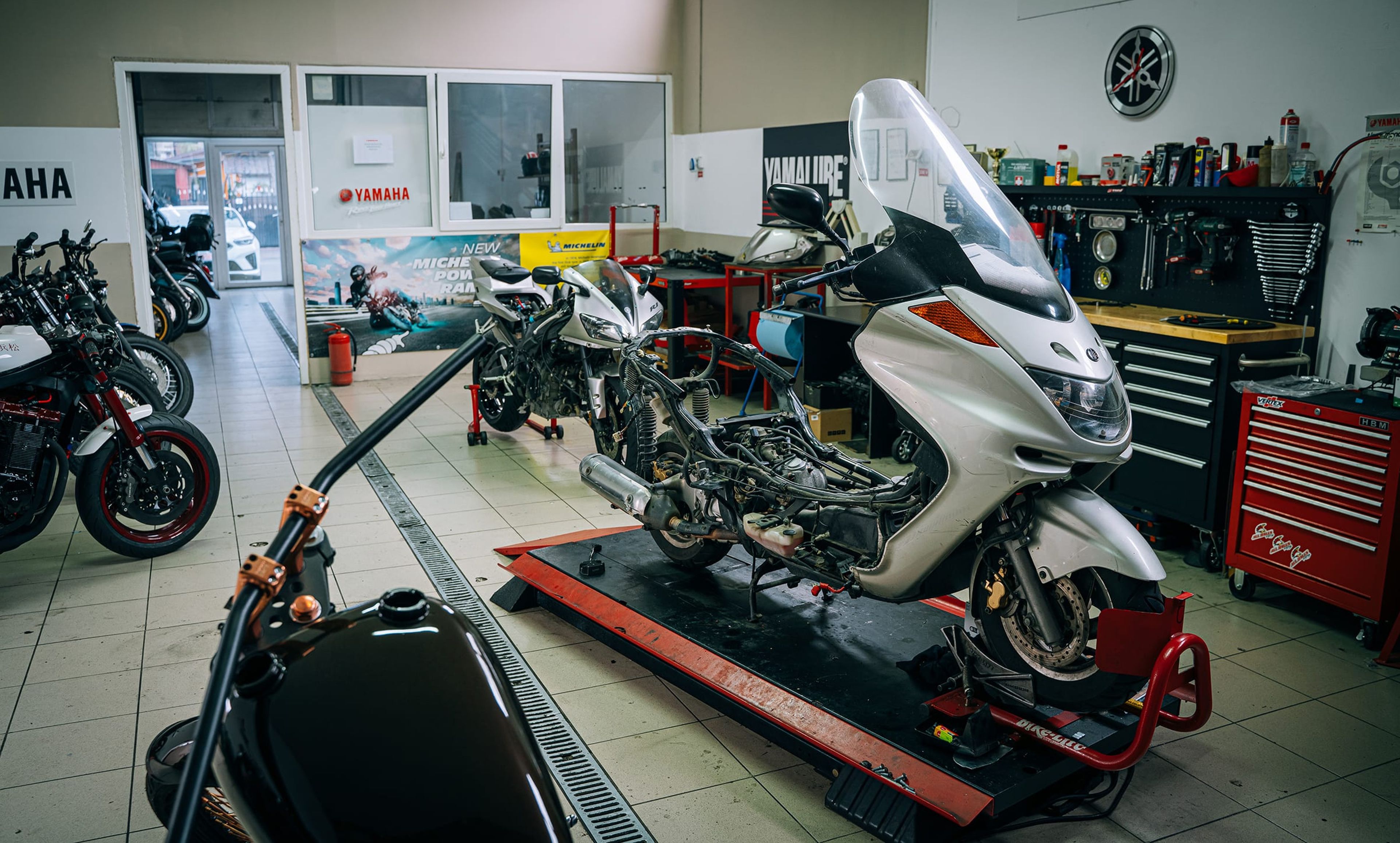 Motociclete pregătite pentru sezon în atelierul KFR Motors