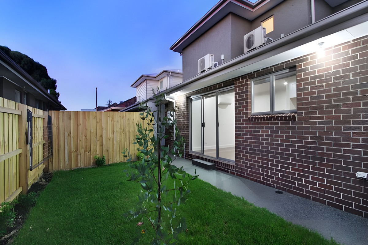 Rear of the Oakleigh townhouses and the back garden