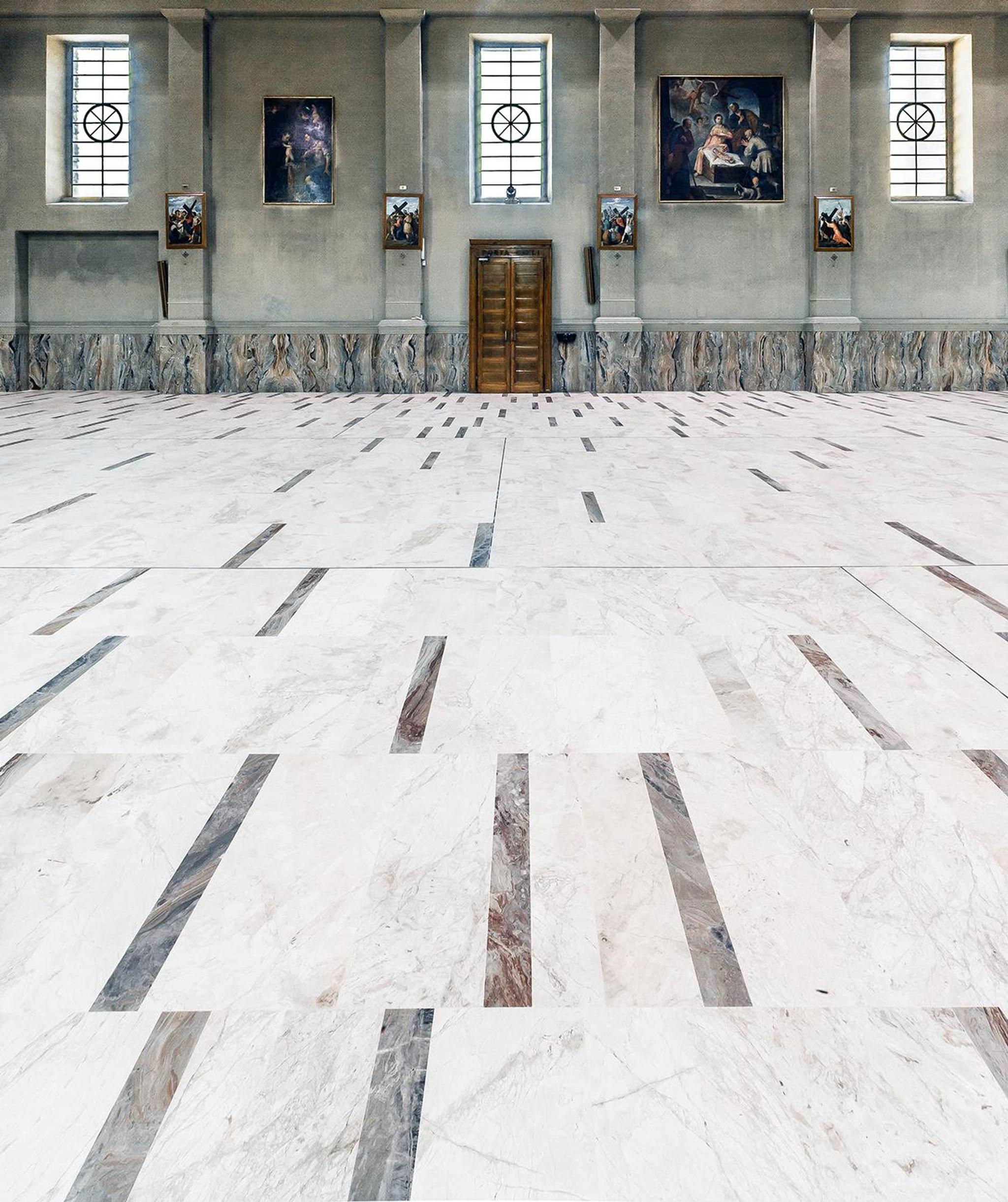 Sàn phòng trưng bày lát đá marble trắng vân xám phản chiếu sáng