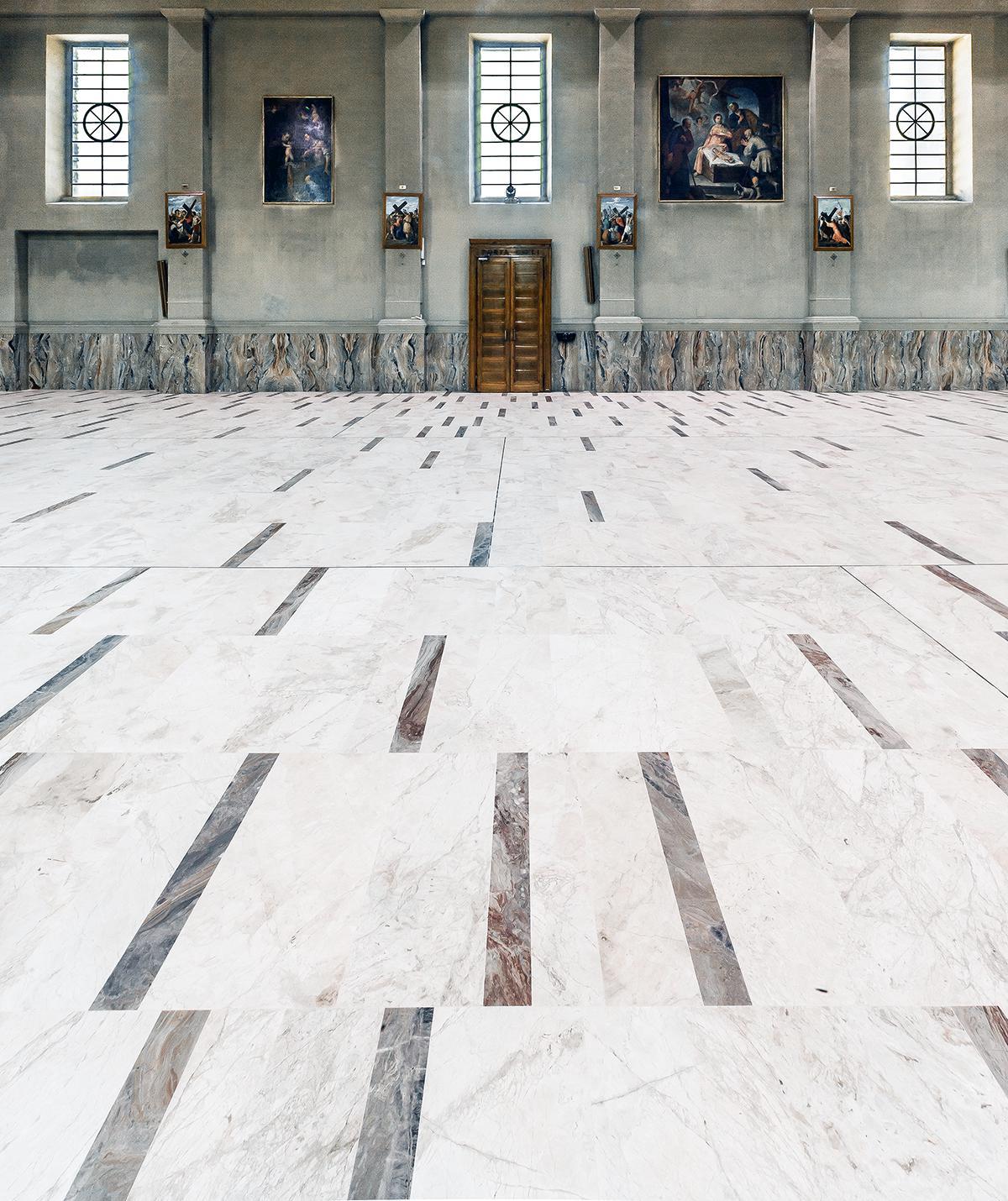 Sàn phòng trưng bày lát đá marble trắng vân xám phản chiếu sáng