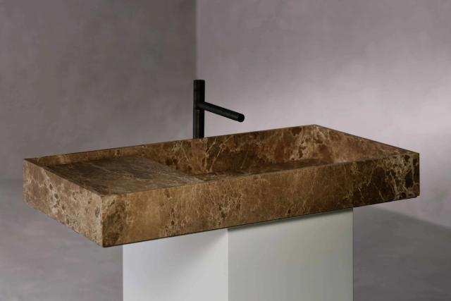 Lavabo R1 — lavabo đá đặt bàn bằng marble Emperador Light, phiến đá đậy hờ làm chỗ để đồ