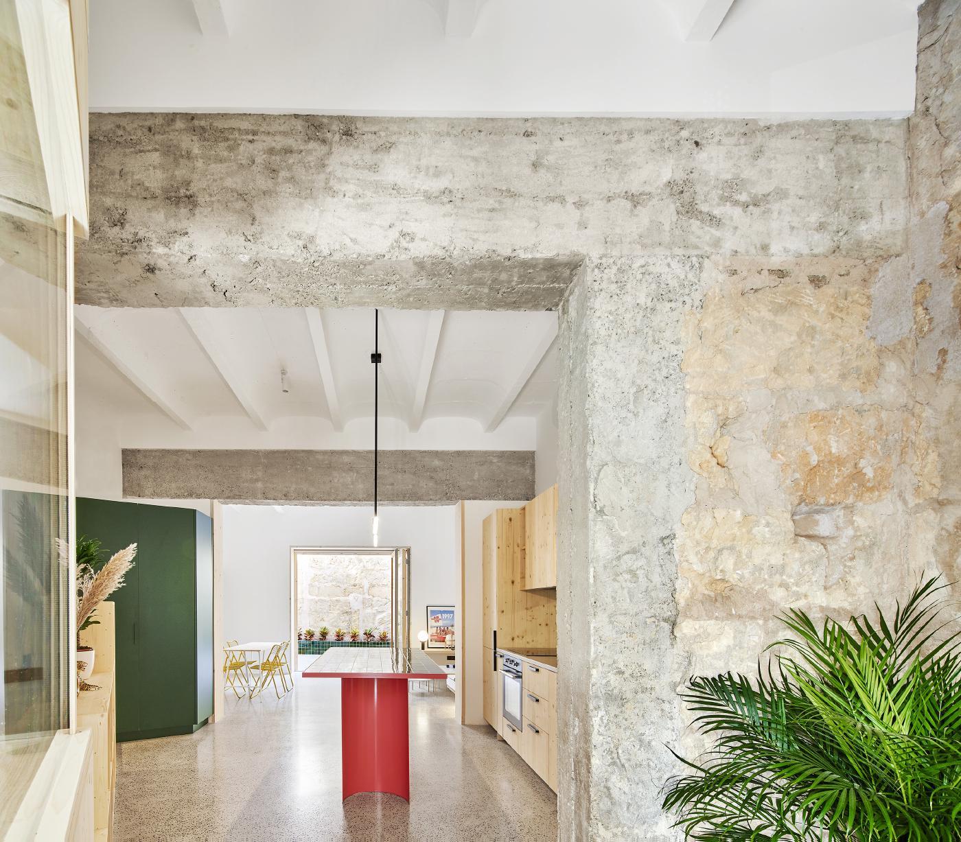 Chi tiết nội thất ốp đá travertine kem với hộp đỏ trang trí