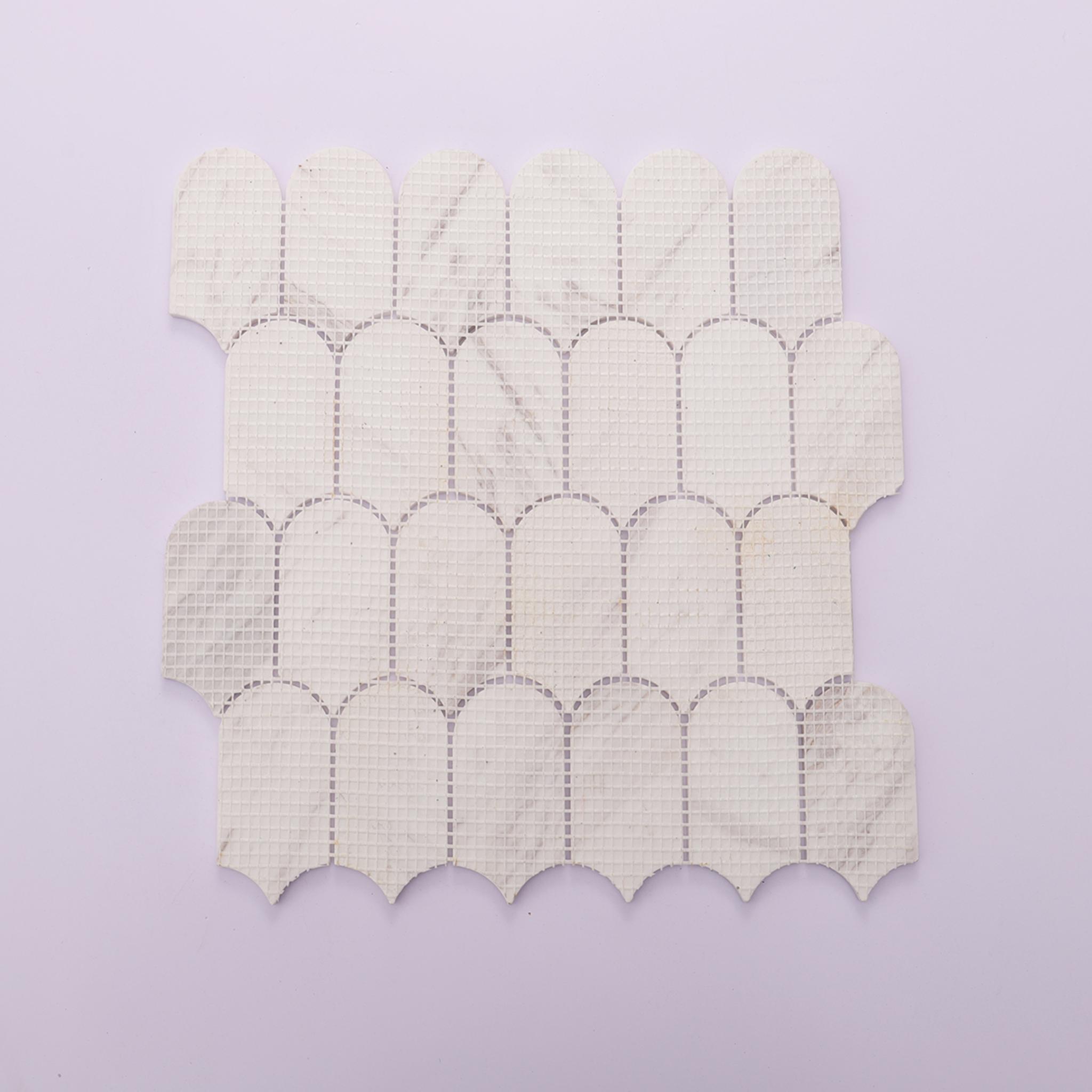 Feather Calacatta Gold Honed Marble Mosaic — mosaic vảy dài bằng đá marble trắng Calacatta vân vàng