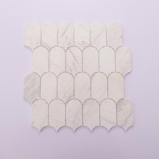 Feather Calacatta Gold Honed Marble Mosaic — mosaic vảy dài bằng đá marble trắng Calacatta vân vàng