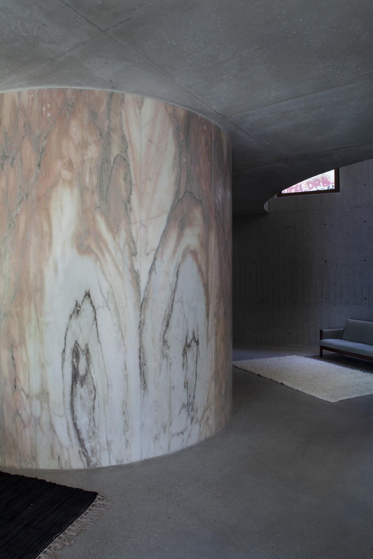 Hàng cột đá marble trắng vân nâu trong không gian nội thất rộng