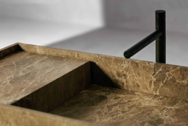 Lavabo R1 — lavabo đá đặt bàn bằng marble Emperador Light, phiến đá đậy hờ làm chỗ để đồ