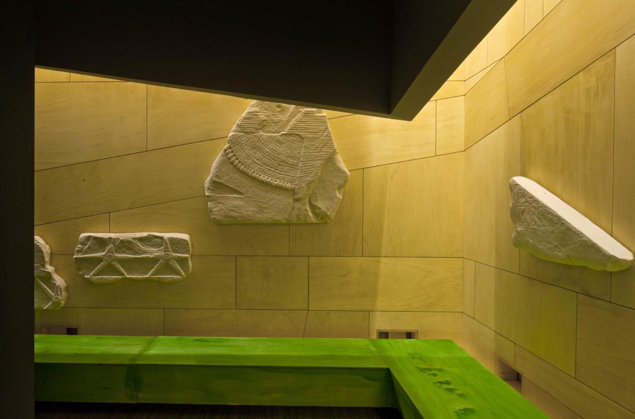 Tác phẩm phù điêu đá marble trắng trong không gian trưng bày