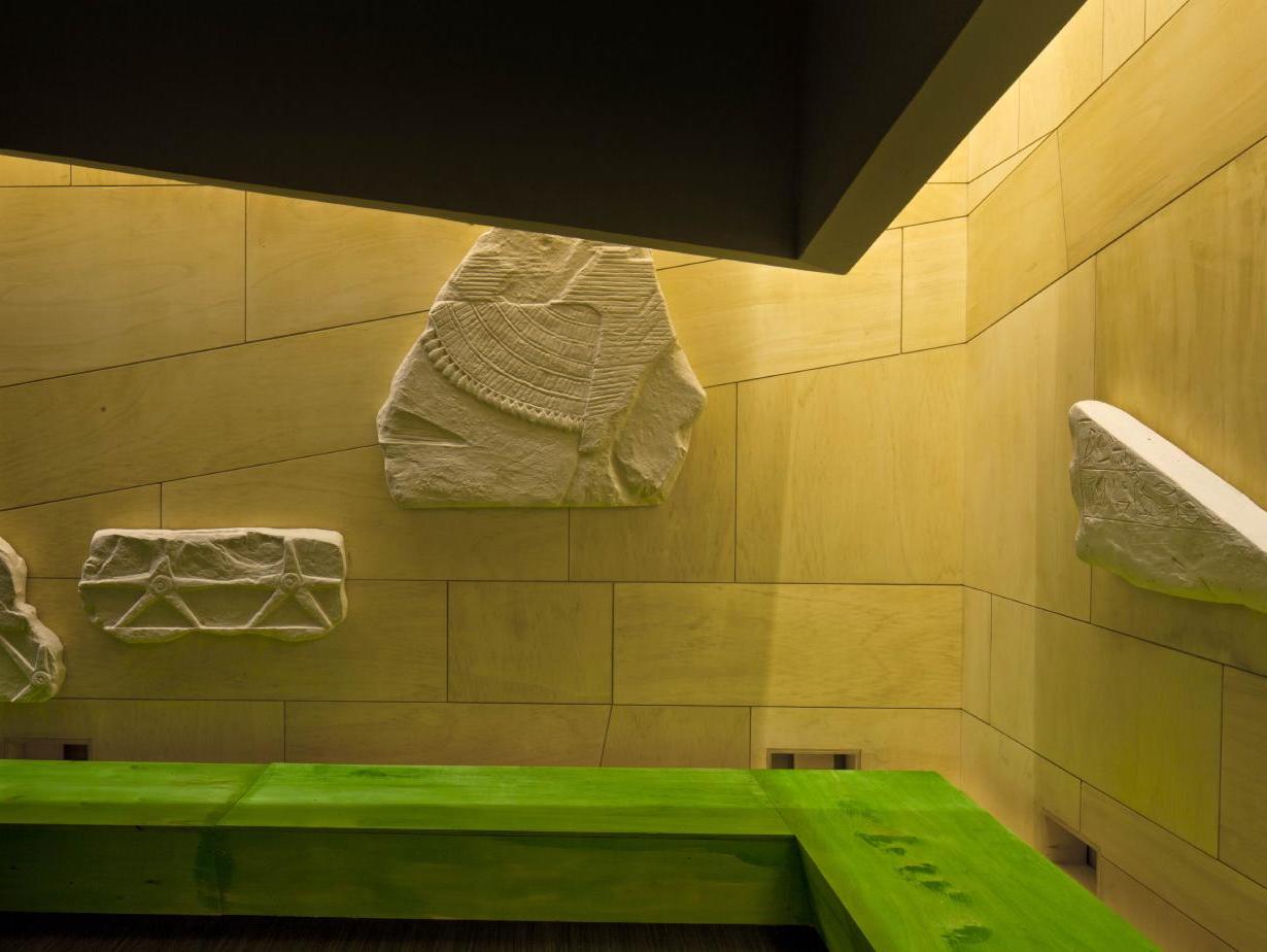 Tác phẩm phù điêu đá marble trắng trong không gian trưng bày